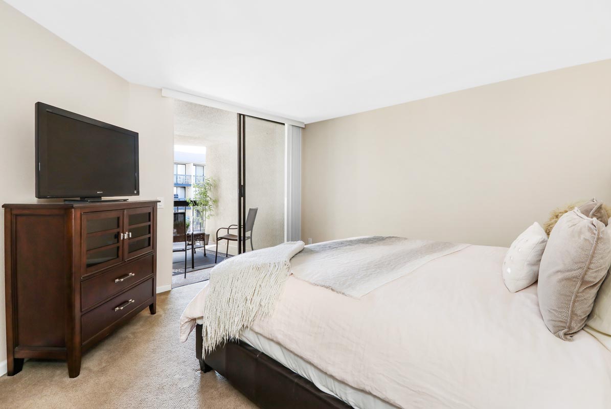 7320 Hawthorn St #306 Hollywood Condo for Lease Tracy Do Compass