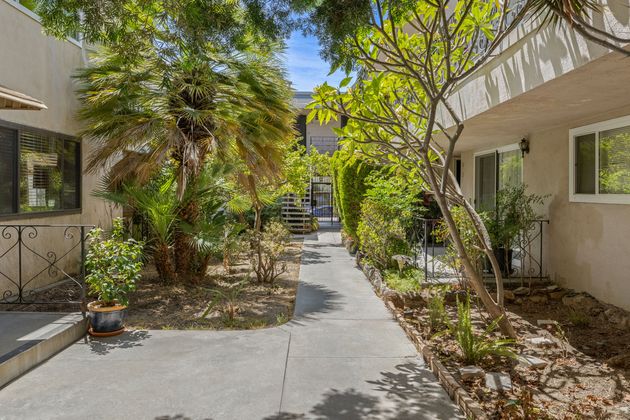 1600 N Hobart Blvd #15 90027 Los Feliz mid-century condo for sale Tracy Do Real Estate