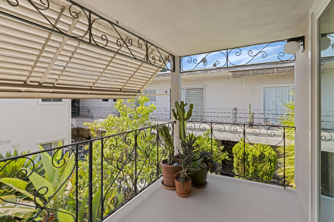 1600 N Hobart Blvd #15 90027 Los Feliz mid-century condo for sale Tracy Do Real Estate