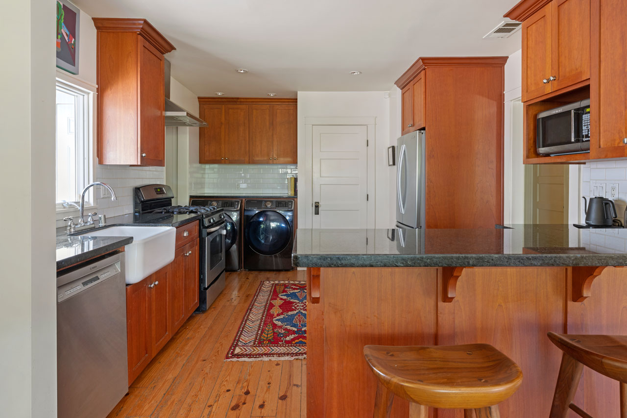 124 S Hobart Blvd Mid-Wilshire Los Angeles Bungalow style home + adu for lease Tracy Do Real Estate