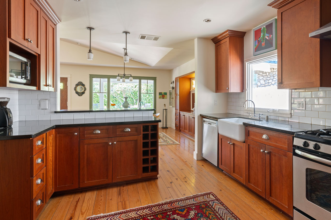 124 S Hobart Blvd Mid-Wilshire Los Angeles Bungalow style home + adu for lease Tracy Do Real Estate