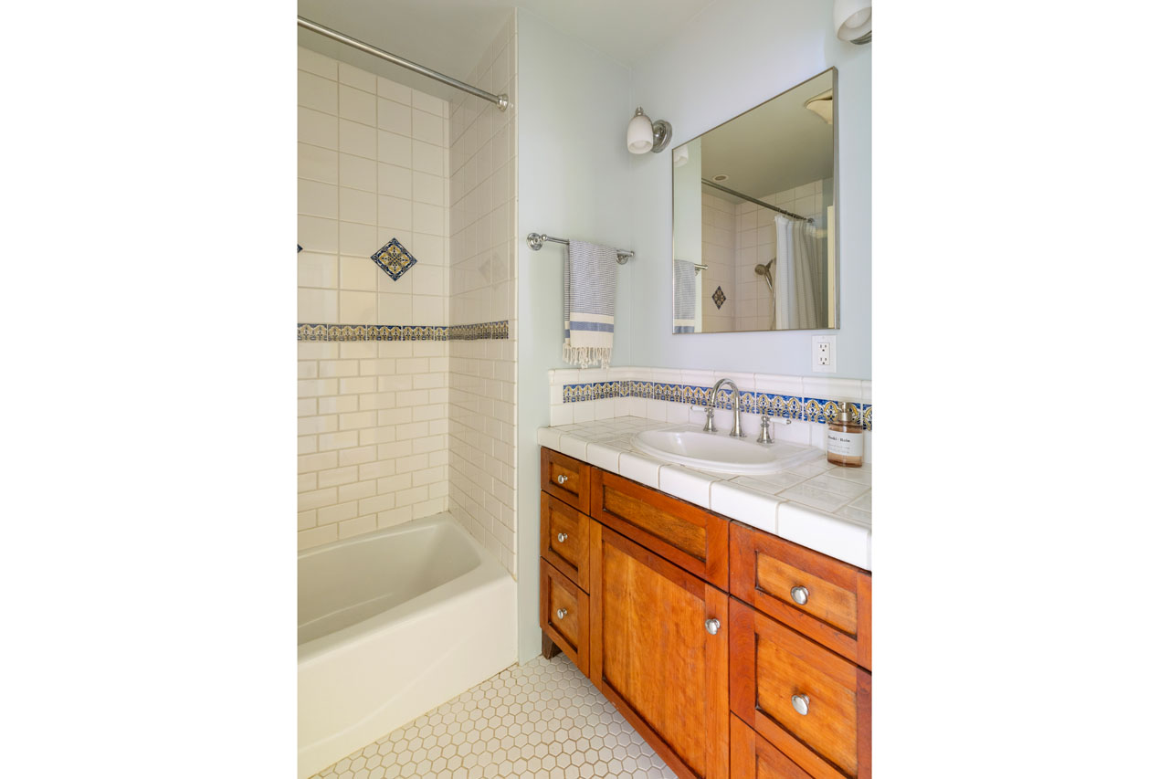 124 S Hobart Blvd Mid-Wilshire Los Angeles Bungalow style home + adu for lease Tracy Do Real Estate