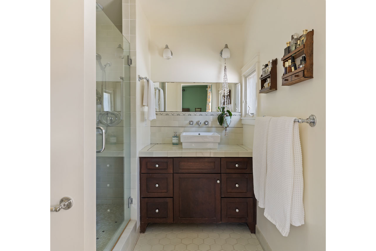 124 S Hobart Blvd Mid-Wilshire Los Angeles Bungalow style home + adu for lease Tracy Do Real Estate