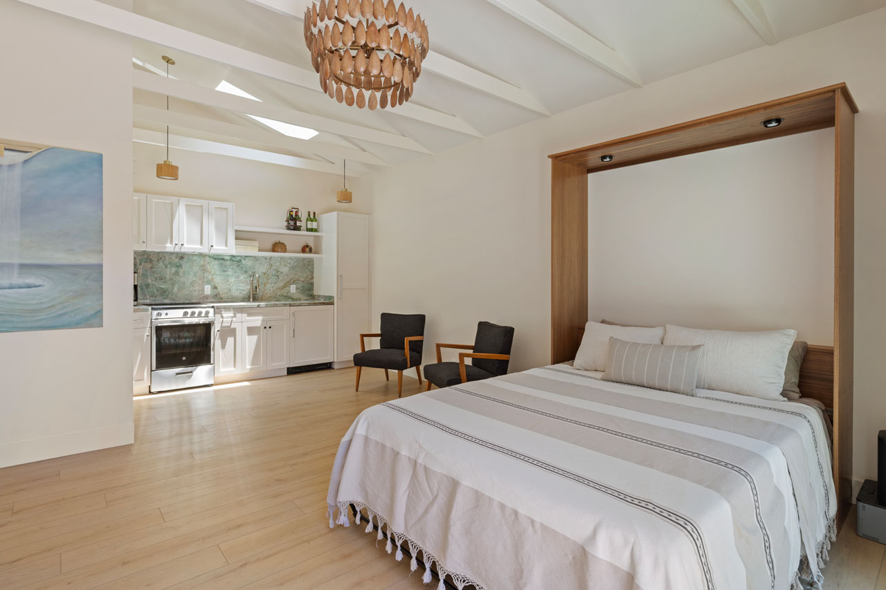 124 S Hobart Blvd Mid-Wilshire Los Angeles Bungalow style home + adu for lease Tracy Do Real Estate