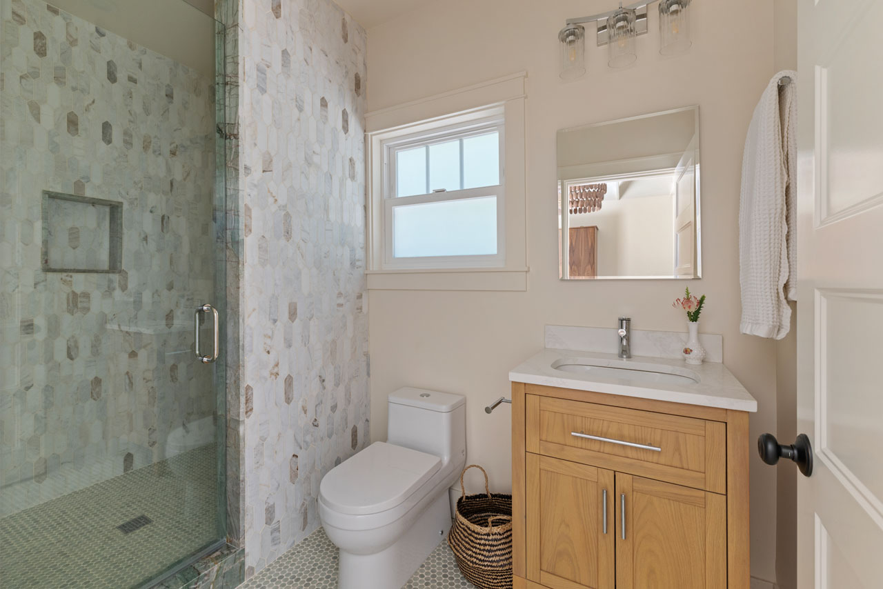 124 S Hobart Blvd Mid-Wilshire Los Angeles Bungalow style home + adu for lease Tracy Do Real Estate