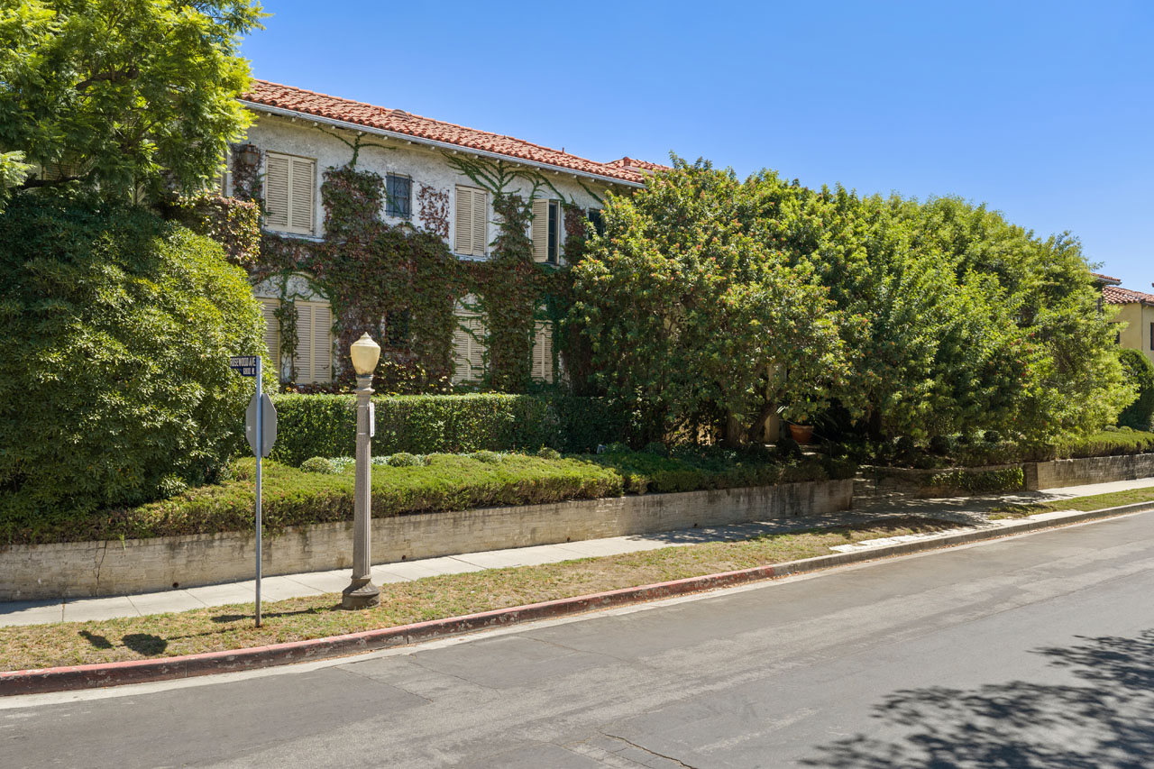 450 N Sycamore Ave #4 90036 Hancock Park Spanish Style condo for Sale exclusive listing by Tracy Do Coldwell Banker Real Estate