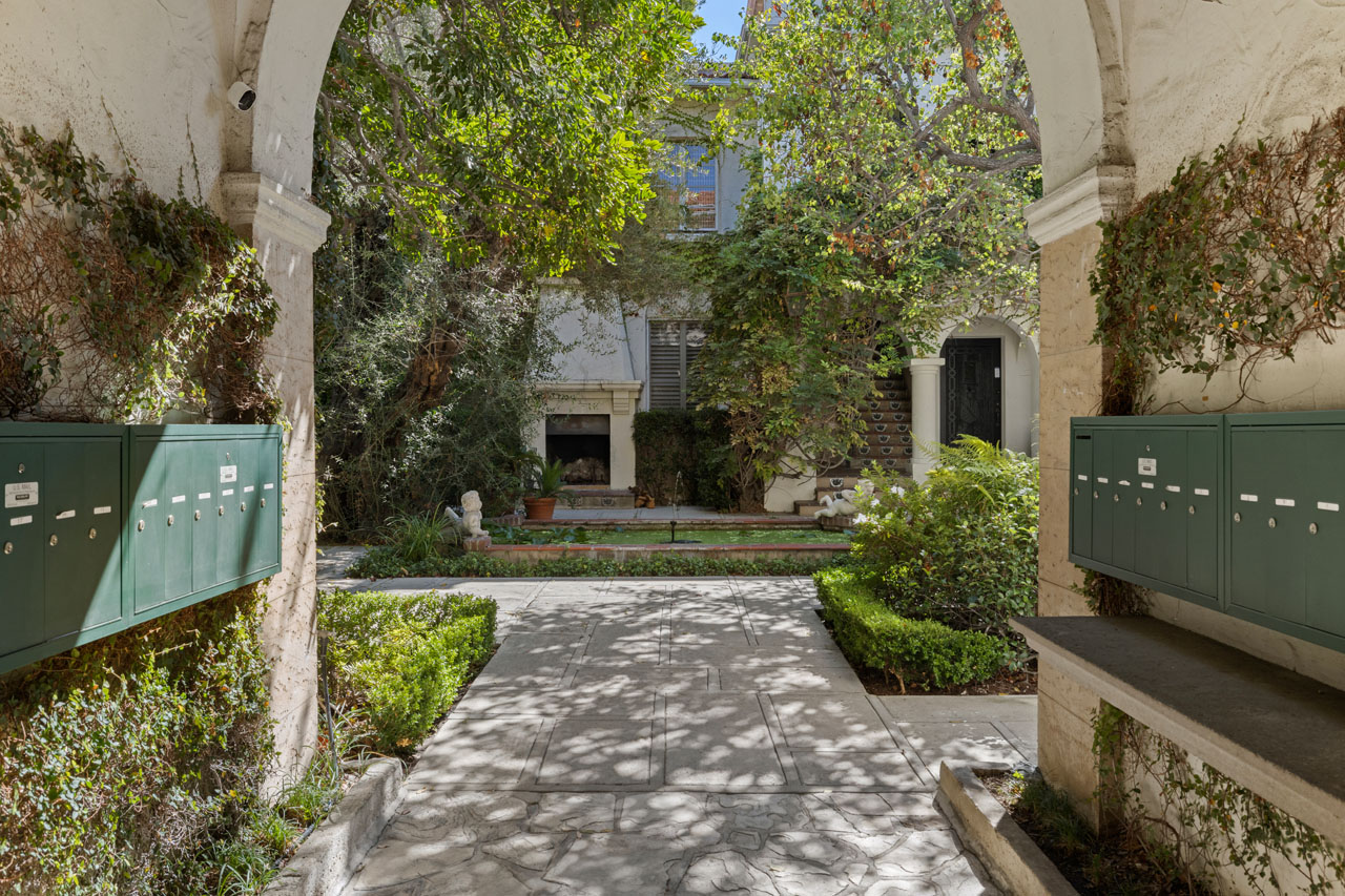 450 N Sycamore Ave #4 90036 Hancock Park Spanish Style condo for Sale exclusive listing by Tracy Do Coldwell Banker Real Estate