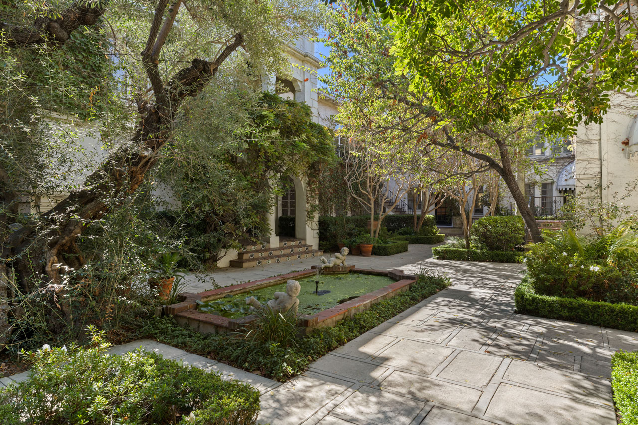 450 N Sycamore Ave #4 90036 Hancock Park image of a spanish style courtyard with fountain