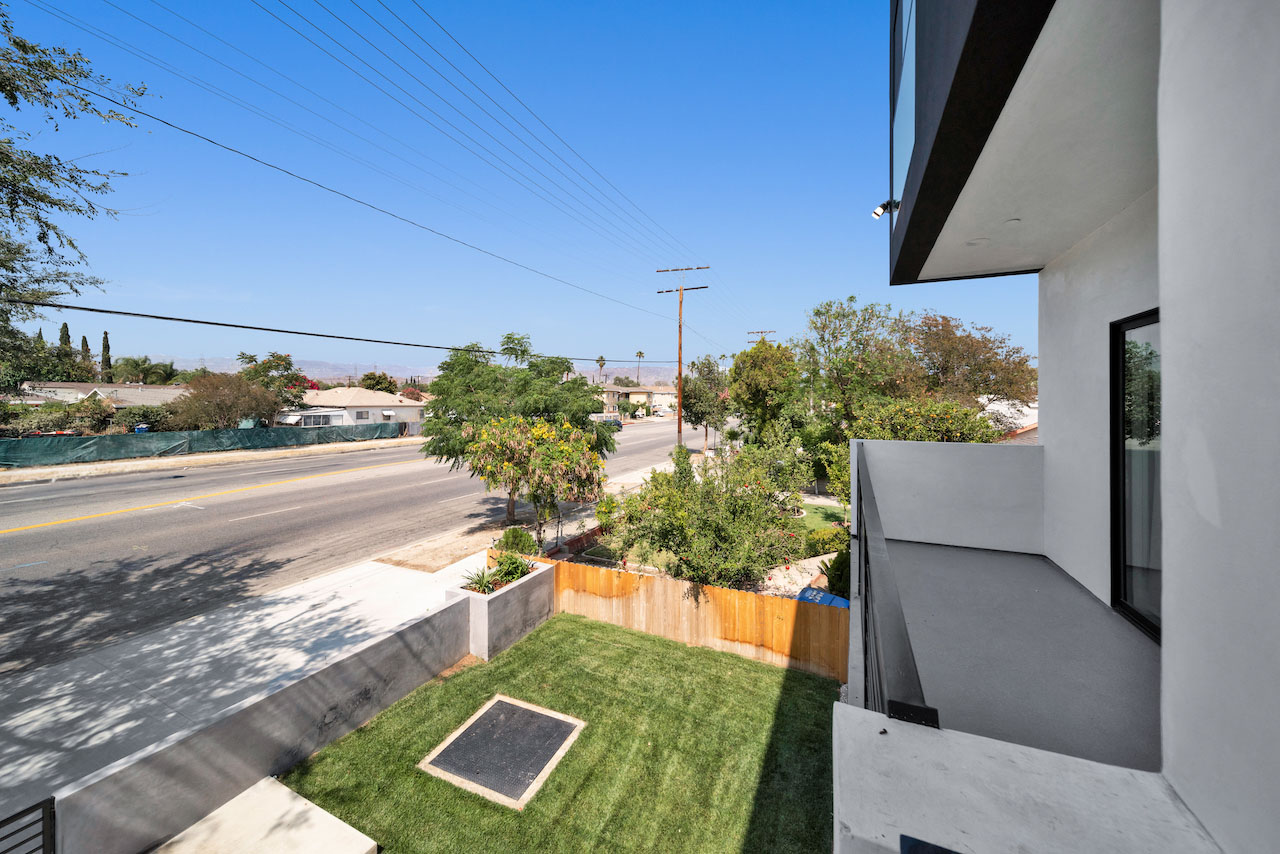 11516 Victory Blvd North Hollywood 91606 single family home for least Tracy Do Real Estate